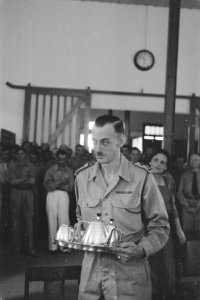 Een kapitein der Artillerie van het KNIL ontvangt een dienblad met zilveren the, Bestanddeelnr 265-3-4