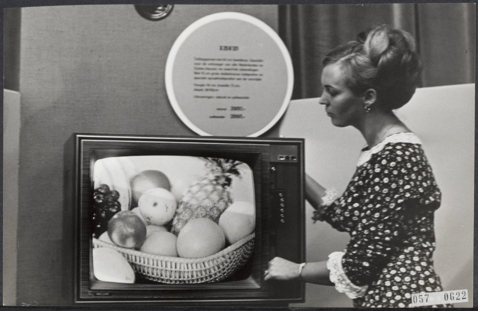 Een der vele kleuren televisie toestellen die op de Firato ´67 een grote plaats , Bestanddeelnr 057-0622