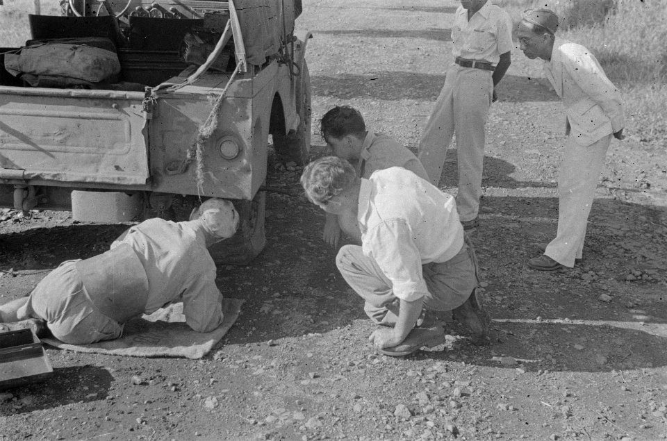 Een jeep of driekwarttonner heeft een lekke band. Nederlandse en Indonesische ma, Bestanddeelnr 455-1-4