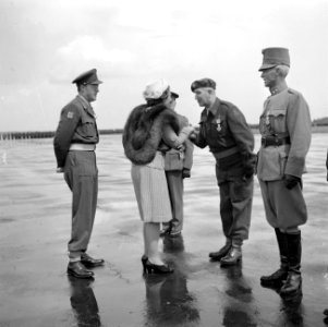 Een der onderscheiden militairen ontvangt de felicitaties van prinses Juliana en, Bestanddeelnr 255-7691
