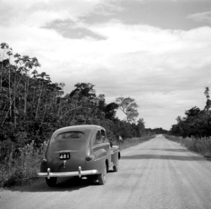 Een auto in de buurt van het vliegveld Zanderij in Suriname, Bestanddeelnr 252-6342