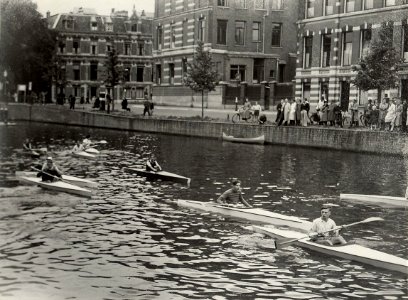 Een kanorace van 5 km, hier op de Nieuwe Gracht, in het midden op de achtergrond de zijgevel van het Libellehuis. Aangekocht in 1977 van fotograaf C. de Boer. Identificatienummer 54-004137, NL-HlmNHA 1478 25900 K 38