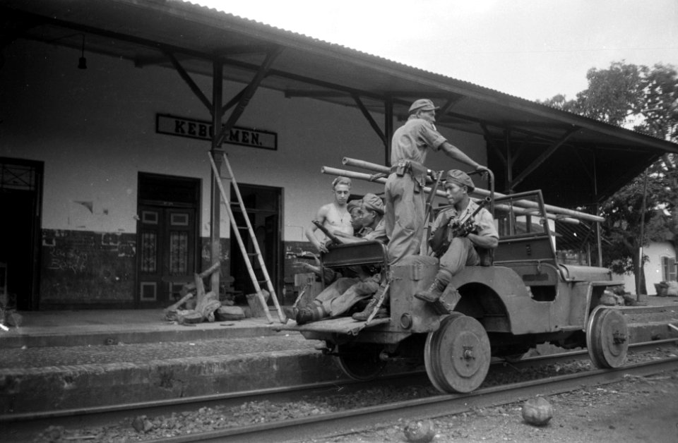 Een jeep, geschikt gemaakt voor het rijden op spoorrails, op het station van Ke, Bestanddeelnr 2728