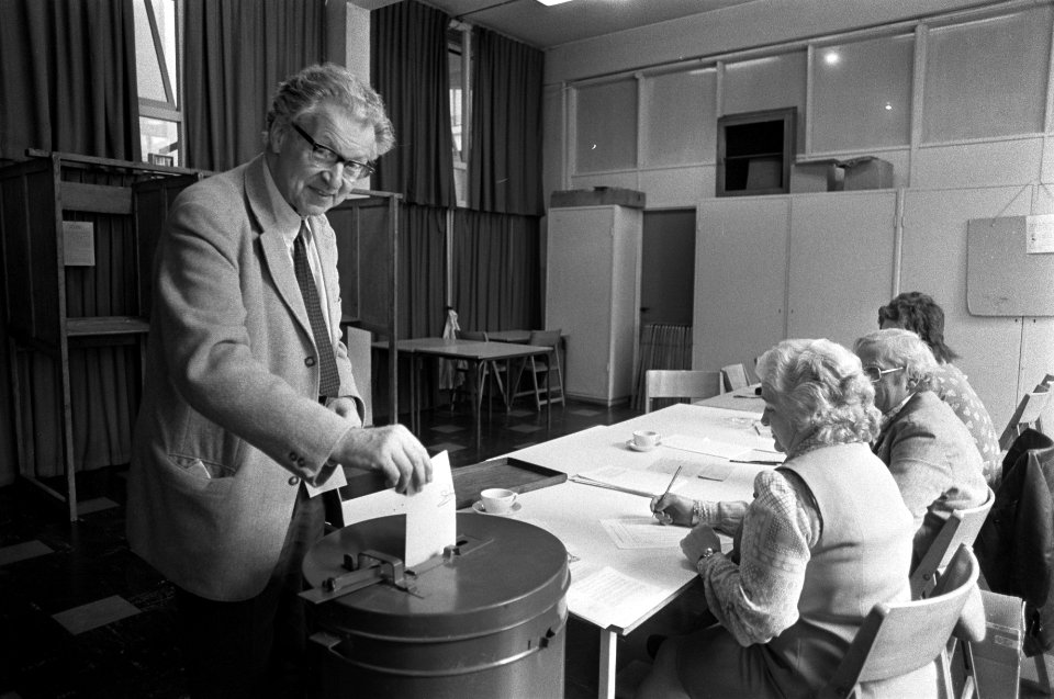 Een kiezer brengt zijn stem uit op het stembureau in de Vierheemskinderenstraat , Bestanddeelnr 928-1121