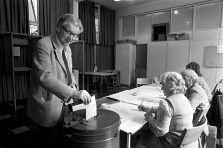 Een kiezer brengt zijn stem uit op het stembureau in de Vierheemskinderenstraat , Bestanddeelnr 928-1121
