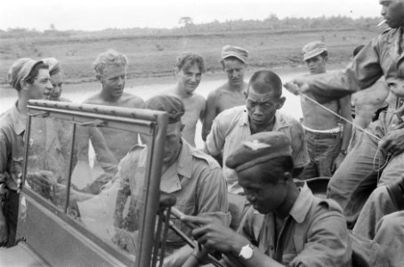 Een jeep met daarin militairen van het onderdeel Korps Speciale Troepen Om hen , Bestanddeelnr 466-5-1