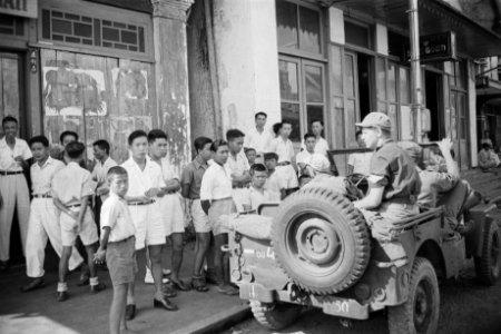 Een jeep met Nederlandse militairen Chinese inwoners kijken toe, Bestanddeelnr 278-2-5