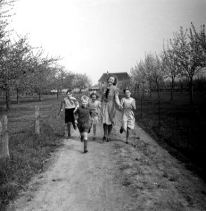 Een jonge vrouw met vier kinderen op een weg, Bestanddeelnr 252-1948