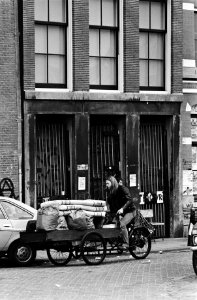 Een jongen komt aan met bakfiets met spullen, Bestanddeelnr 930-9623