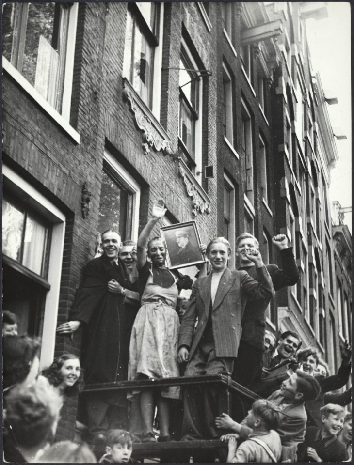 Een kaalgeschoren vrouw, verdacht van collaboratie, wordt publiekelijk gedwongen, Bestanddeelnr 512 014