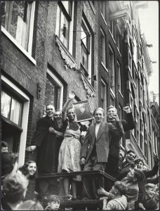 Een kaalgeschoren vrouw, verdacht van collaboratie, wordt publiekelijk gedwongen, Bestanddeelnr 512 014