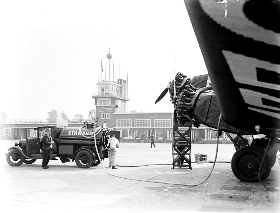 Een Junkers G31 wordt bijgetankt, Bestanddeelnr 189-0848