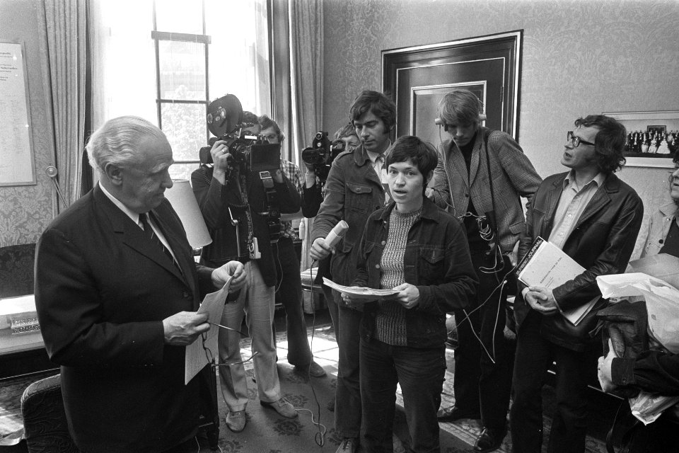Een journaliste biedt de Kamervoorzitter Frans-Joseph van Thiel (KVP) een petiti, Bestanddeelnr 925-7045