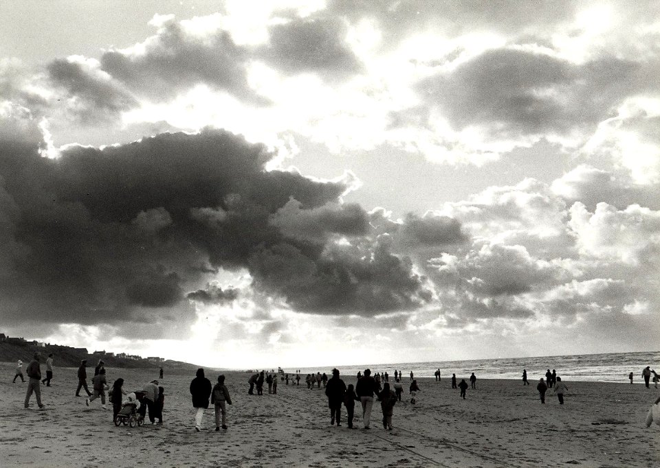 Een frisse strandwandeling te Zandvoort. Aangekocht in 1988 van United Photos de Boer bv. - Negatiefnummmer 28371 K 2-1 A. - Gepubliceerd in het Haarlems Dagblad van 16-11-1987. Identificatienummer 54