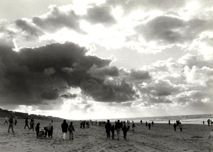 Een frisse strandwandeling te Zandvoort. Aangekocht in 1988 van United Photos de Boer bv. - Negatiefnummmer 28371 K 2-1 A. - Gepubliceerd in het Haarlems Dagblad van 16-11-1987. Identificatienummer 54 photo