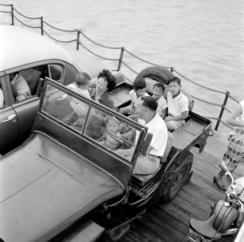 Een Javaans gezin in een jeep op een pont, Bestanddeelnr 252-2606