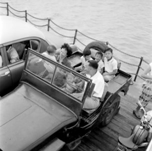 Een Javaans gezin in een jeep op een pont, Bestanddeelnr 252-2606