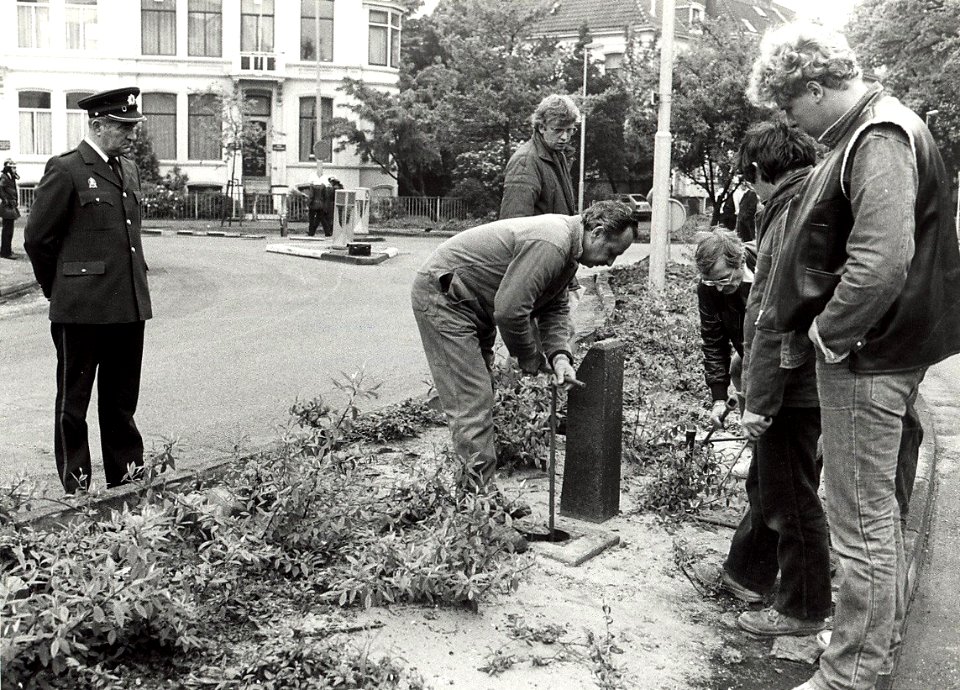 Een gasleiding stuk in het voorjaar van 1984. Hoek Kenaupark Parklaan Nassaulaan. Geschonken in 1986 door United Photos de Boer bv, NL-HlmNHA 1478 25900 K 38