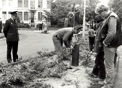 Een gasleiding stuk in het voorjaar van 1984. Hoek Kenaupark Parklaan Nassaulaan. Geschonken in 1986 door United Photos de Boer bv, NL-HlmNHA 1478 25900 K 38