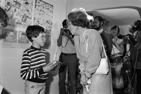 Een jongetje ontvangt een prijs van Koningin Beatrix die zij uitdeelt op de Nede, Bestanddeelnr 931-6490