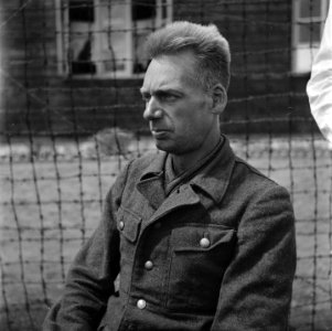 Een geïnterneerde voormalige kampbewaarder voor het kaalscheren, Bestanddeelnr 900-4840