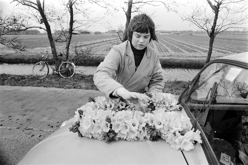 Een jongen verkoopt bloemenkransen langs de kant van de weg, Bestanddeelnr 929-1097