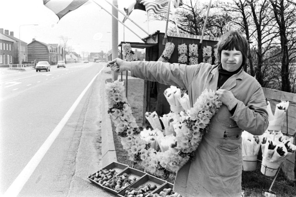 Een jongen verkoopt bloemenkransen langs de kant van de weg, Bestanddeelnr 929-1096