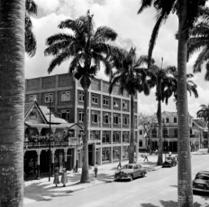 Een kantoor- en winkelcomplex in Paramaribo. Boven de ingang het opschrift Haene, Bestanddeelnr 252-4937