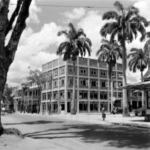 Een kantoor- en winkelcomplex in Paramaribo. Boven de ingang het opschrift Haene, Bestanddeelnr 252-4938