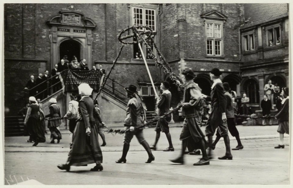 Een historische optocht tijdens de feesten rond het 700-jarig bestaan van Haarlem. NL-HlmNHA 54011113