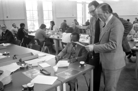Een kantoorruimte met medewerkers, Bestanddeelnr 926-9141