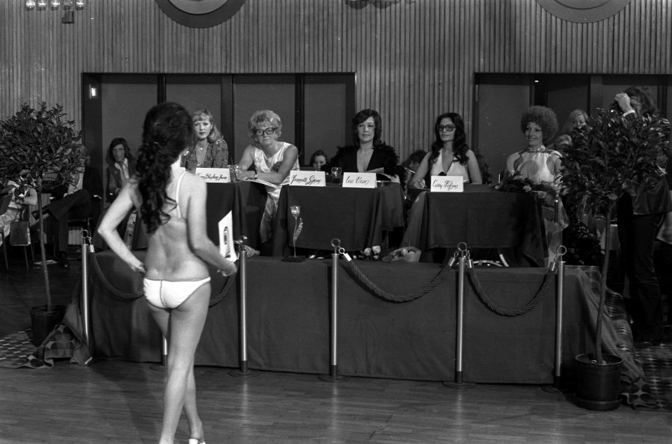 Een kandidate staat voor de jury bestaand uit vrouwen, v.l.n.r. Elly Koot, Fanny, Bestanddeelnr 926-4363