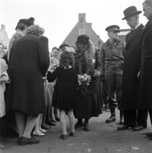 Een Joodse onderduiktstertje te IJzendijke overhandigt koningin Wilhelmina een b, Bestanddeelnr 900-4024