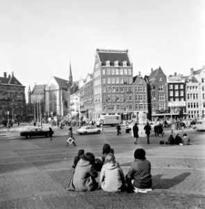 Een groepje mensen op de trappen van het nationaal monument, op de achtergrond o, Bestanddeelnr 927-0001