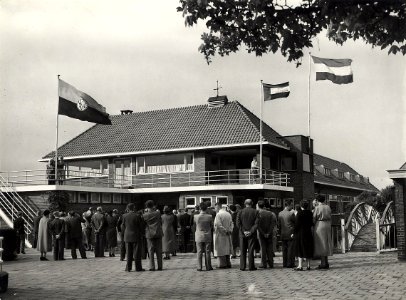 Een gedeelte van de Kennemer scholen gemeenschap, aan het Adriaan Stoopplein. Aangekocht in 1976 vn fotograaf C. de Boer. Identificatienummer 54-010280, NL-HlmNHA 54010280