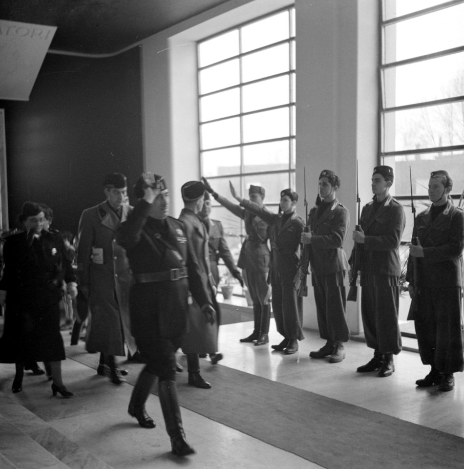 Een generaal loopt langs een rij jongens die een erewacht vormen in de hal, Bestanddeelnr 252-0024