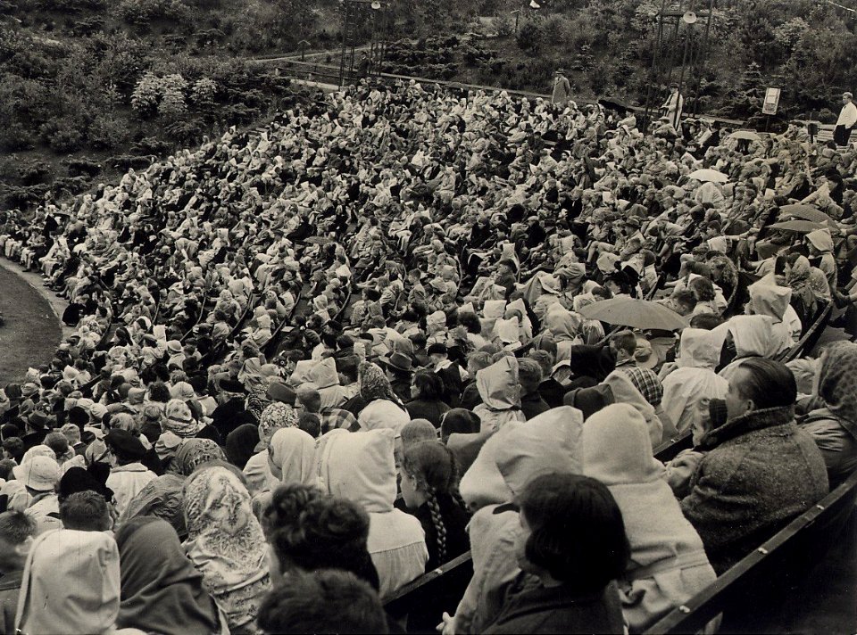 Een gedeelte van de tribune, tijdens een uitvoering. Aangekocht in 1976 van fotograaf C. de Boer. Identificatienummer 54-010281