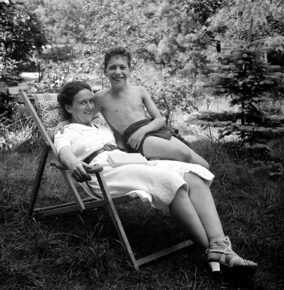 Een jongen met een vrouw in een ligstoel, Bestanddeelnr 191-1128