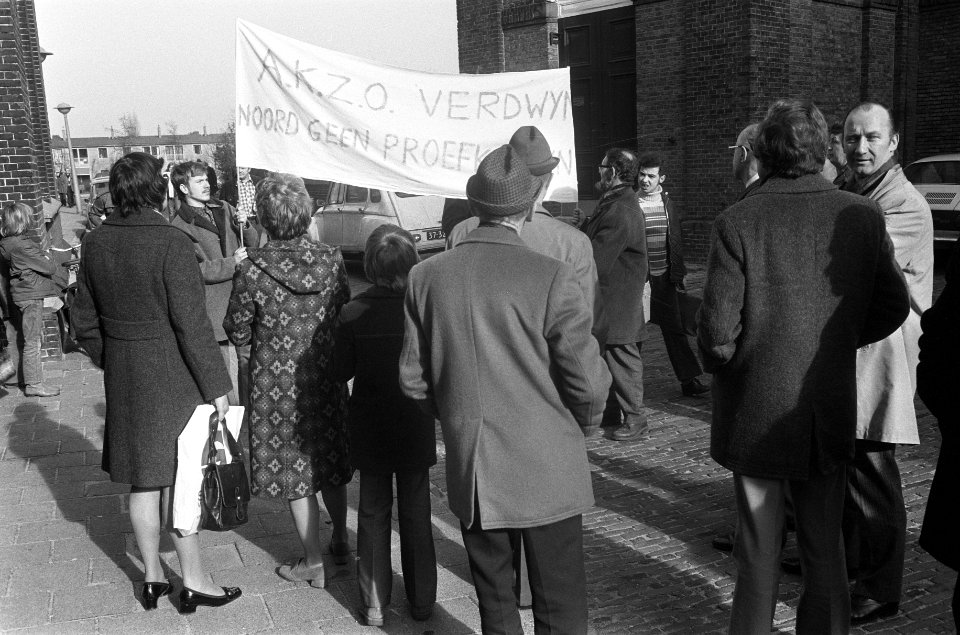 Een groepje demonstranten met een spandoek, Bestanddeelnr 927-0010