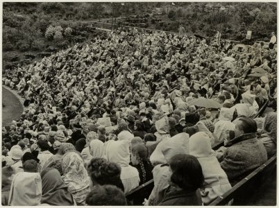 Een gedeelte van de tribune van het Openluchttheater, tijdens een uitvoering. NL-HlmNHA 54010281