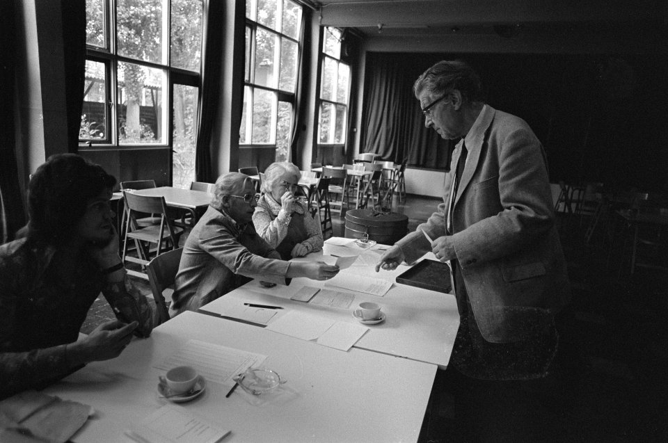 Een kiezer op het stembureau in de Vierheemskinderenstraat te Amsterdam, Bestanddeelnr 928-1122
