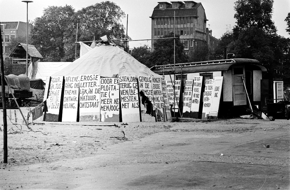 Een groot aantal borden met teksten rond de tent van de Nomaden op het Waterloo…, Bestanddeelnr 930-9572