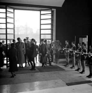 Een generaal komt de hal binnen waar een rij jongens een erewacht vormt, Bestanddeelnr 252-0026