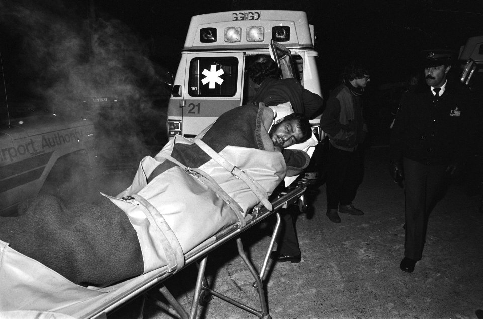 Een gewonde Iraanse soldaat wordt een ambulance binnengedragen, Bestanddeelnr 933-5736