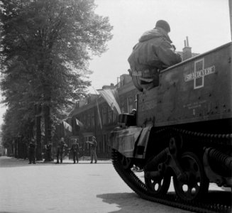 Een geallieerde brencarrier Op de achtergrond een Canadese en vijf (nog gewapen, Bestanddeelnr 900-2834