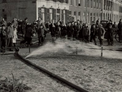 Een gesprongen slang, tijdens het blussen van een brand in een schuur aan de Parklaan. Aangekocht van United Photos de Boer bv