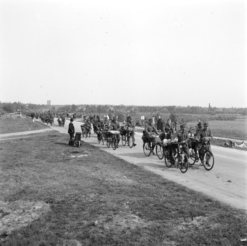 Een grote colonne verslagen Duitse soldaten trekt uit het Gooi weg richting Duitsland, Bestanddeelnr 900-2892