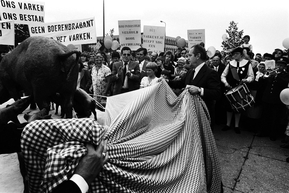 Een gildeharmonie en demonstranten met spandoeken op de achtergrond, Bestanddeelnr 930-3054
