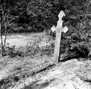 Een graf in de Jodensavanna. Opschrift George J. Smelde (1863-1935), Bestanddeelnr 252-6456