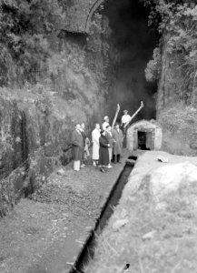 Een gezelschap voor een tunnel met een tweetal fakkels, Bestanddeelnr 190-0219 photo